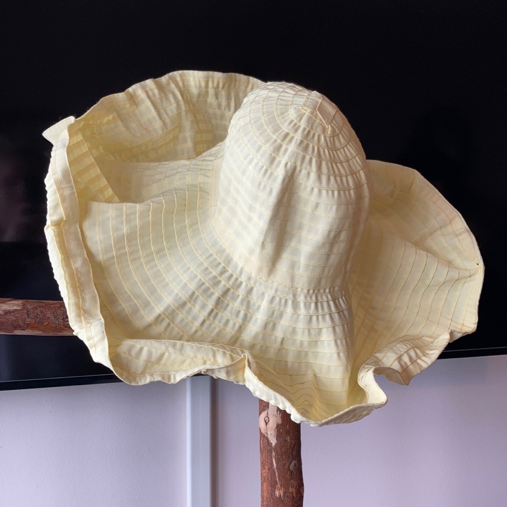Flexible wide brim gardening hat